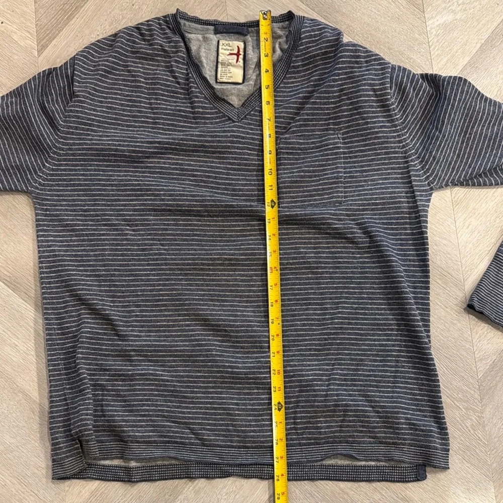 Gray V-Neck Sweater with Ribbed Texture - Picture 5 of 8